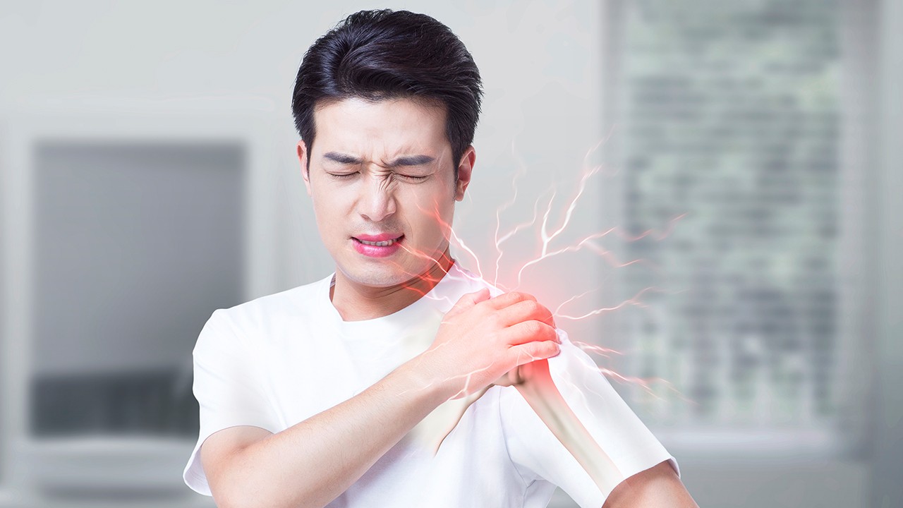 회전근개파열은 어깨를 움직이는 힘줄과 근육에 손상이 생긴 상태를 말한다|출처: 클립아트코리아