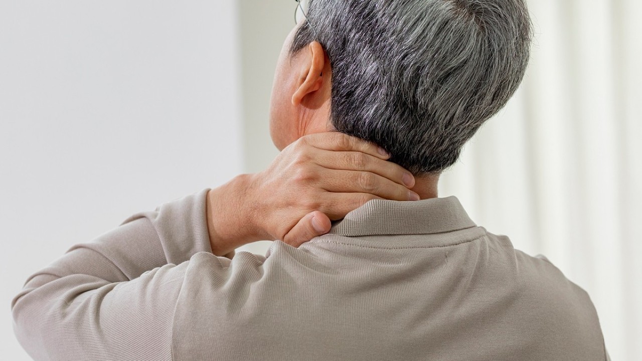 목을 앞으로 빼는 자세는 경추에 큰 부담을 준다｜출처: 클립아트코리아