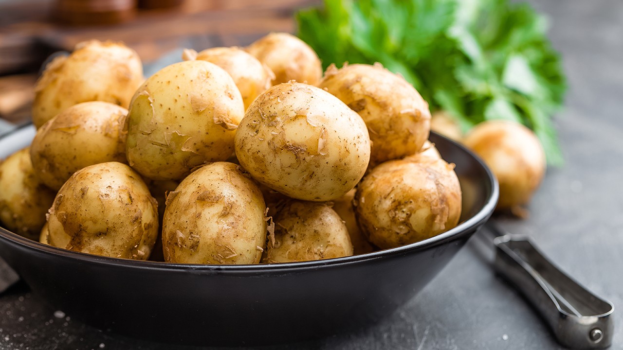 감자는 칼륨이 풍부한 전분 채소로, 껍질에는 식이섬유도 많이 들어 있다|출처: 게티이미지뱅크