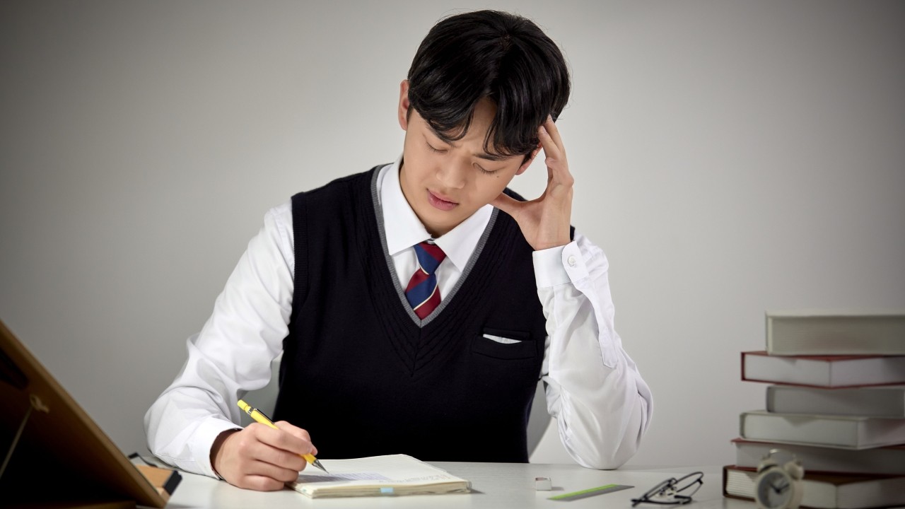 스트레스를 받고, 잘못된 자세로 생활하는 학생·직장인에게 ‘긴장성 두통’이 자주 나타날 수 있다｜출처: 클립아트코리아