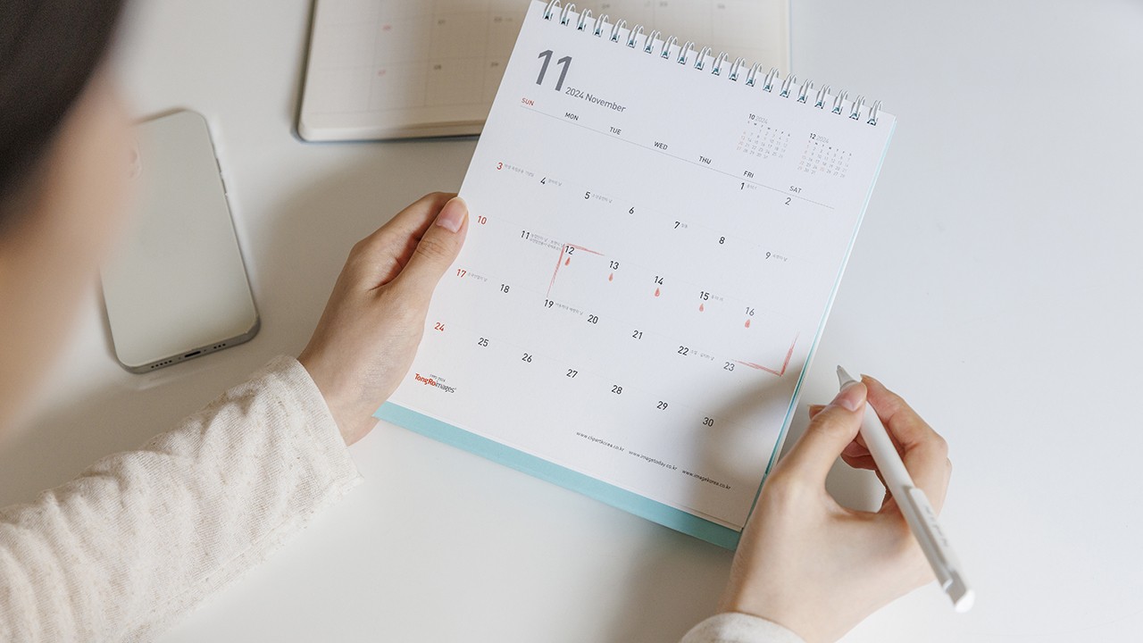 생리주기가 길어지면 자궁내막 과증식, 무배란 상태 지속으로 난소기능이 약화될 수 있다｜출처: 클립아트코리아