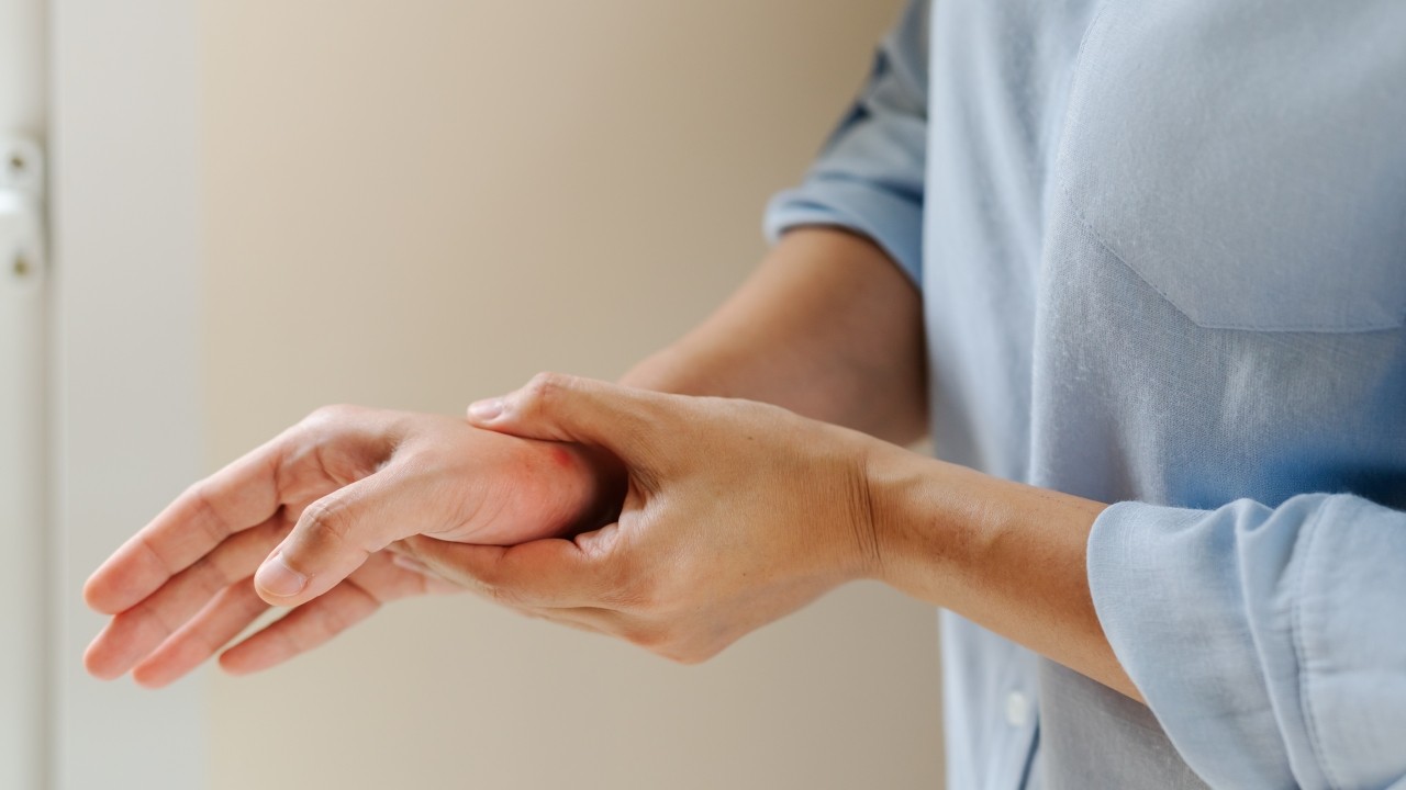 류마티스 관절염은 방치할 경우 염증이 지속되고 관절이 변형될 수 있어 초기 발견과 치료가 중요하다|출처: 클립아트코리아