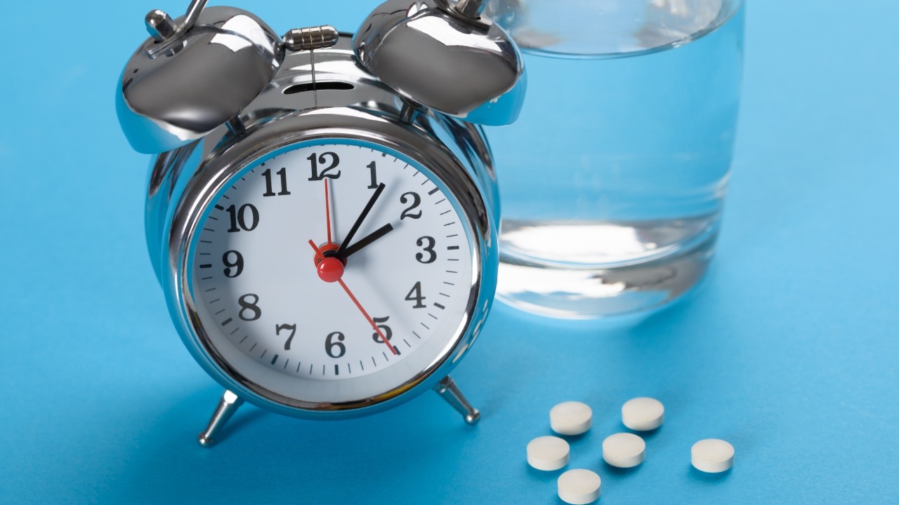 아침잠에서 깨기 힘들더라도 가능한 한 알람 한 번에 일어나는 것이 좋다｜출처: 클립아트코리아