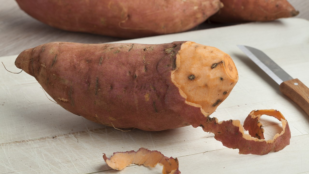 고구마 껍질에는 식이섬유, 비타민 C 등 영양 성분이 상대적으로 높게 함유돼 있다｜출처: 게티이미지뱅크