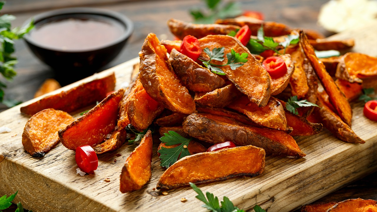 고구마를 껍질째 먹을 수 있는 조리법이 영양 보존에 유리하다｜출처: 게티이미지뱅크