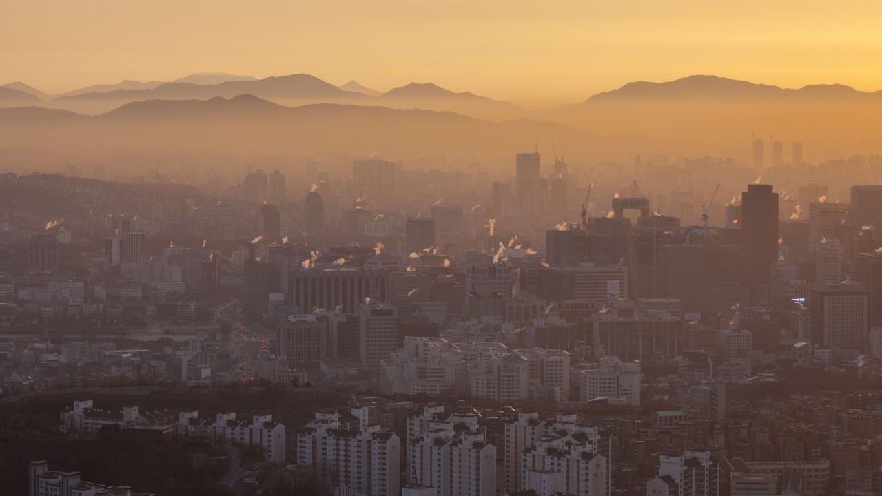 집 밖에 있는 오염 물질이 실내로 유입되어 실내 공기 질에 영향을 미칠 수 있다｜출처: 클립아트코리아