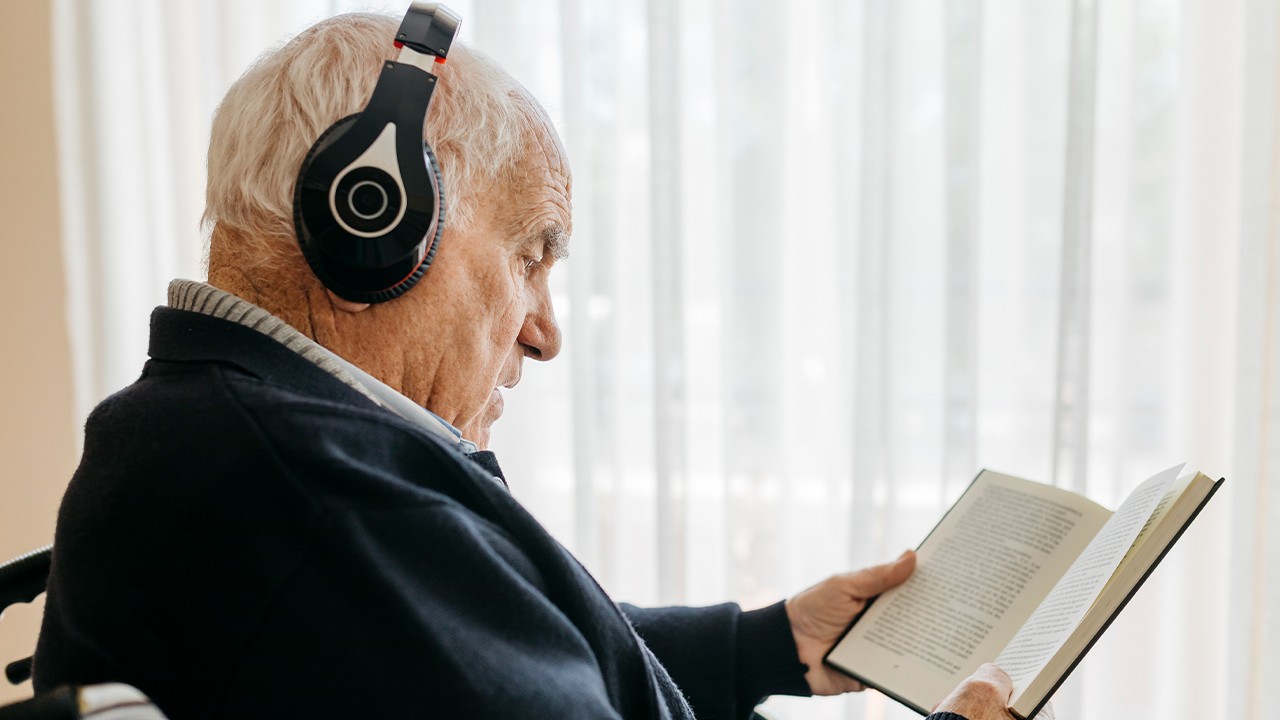 음악 감상이 치매 예방에 효과적이라는 연구 결과가 나왔다｜출처: 클립아트코리아