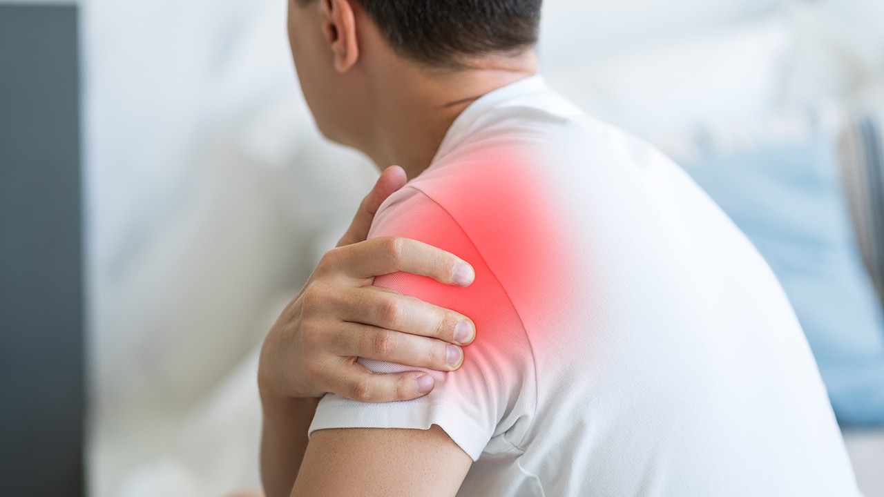 관절운동 제한과 통증이 3개월 이상 지속되면 오십견일 가능성이 있다｜출처: 게티이미지뱅크
