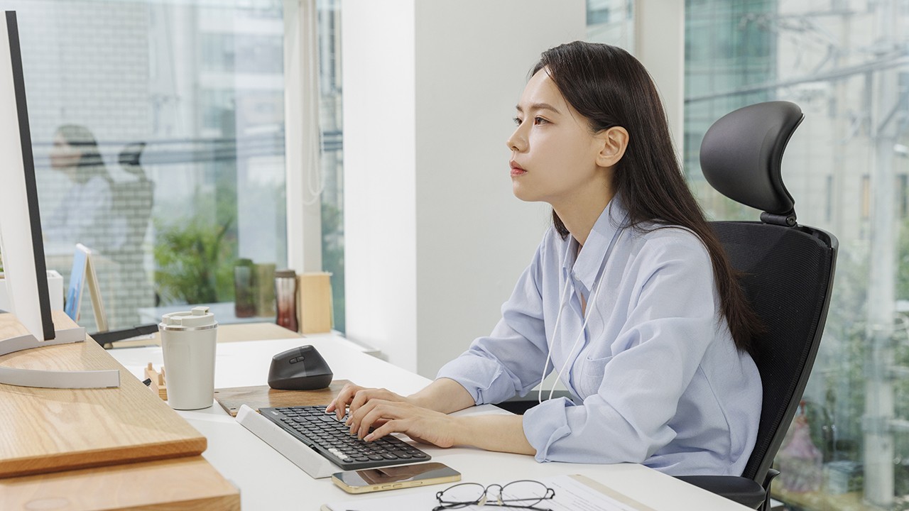 거북목증후군은 잘못된 생활 습관에서 비롯되는 경우가 많다｜출처: 클립아트코리아