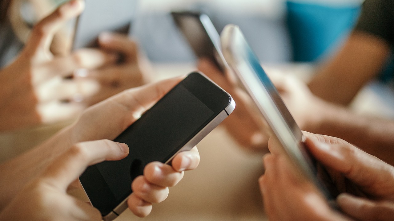 SNS 사용을 줄였더니 정신건강지표가 개선됐다는 연구 결과가 나왔다｜출처: 클립아트코리아