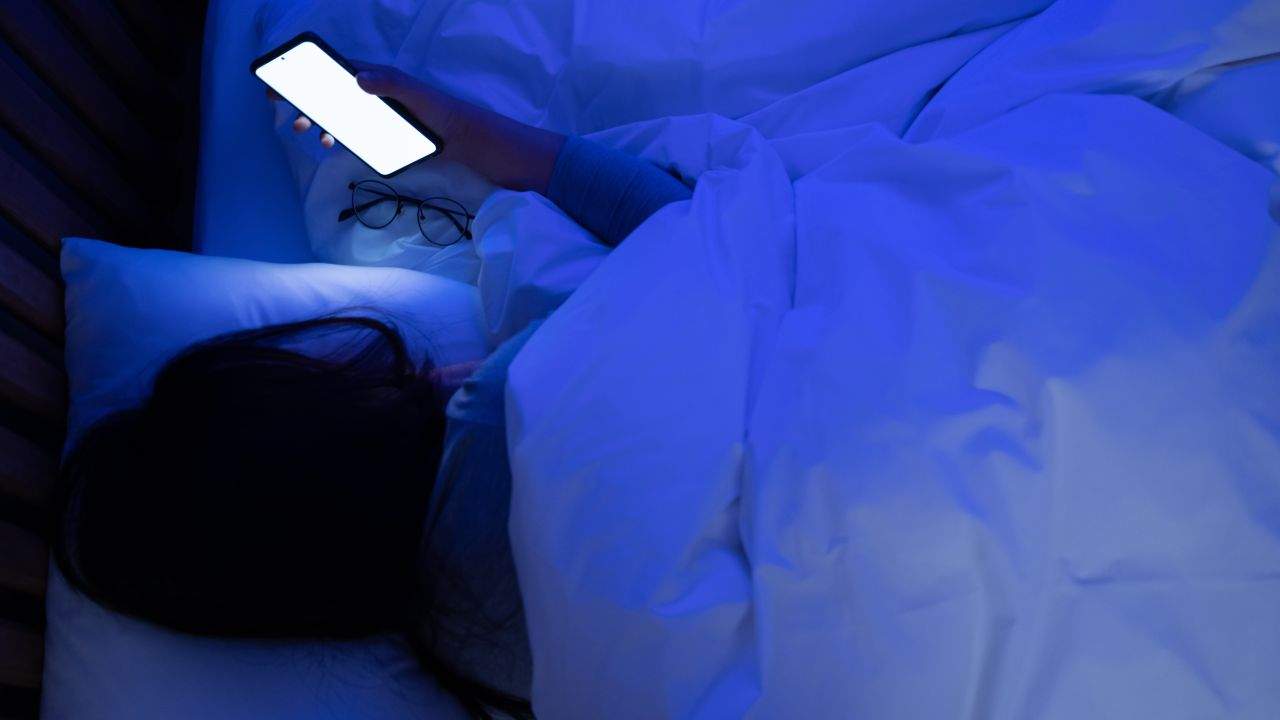 자기 전 스마트폰 사용은 수면 시간을 단축시켜 뇌 건강에 악영향을 준다｜출처: 클립아트코리아