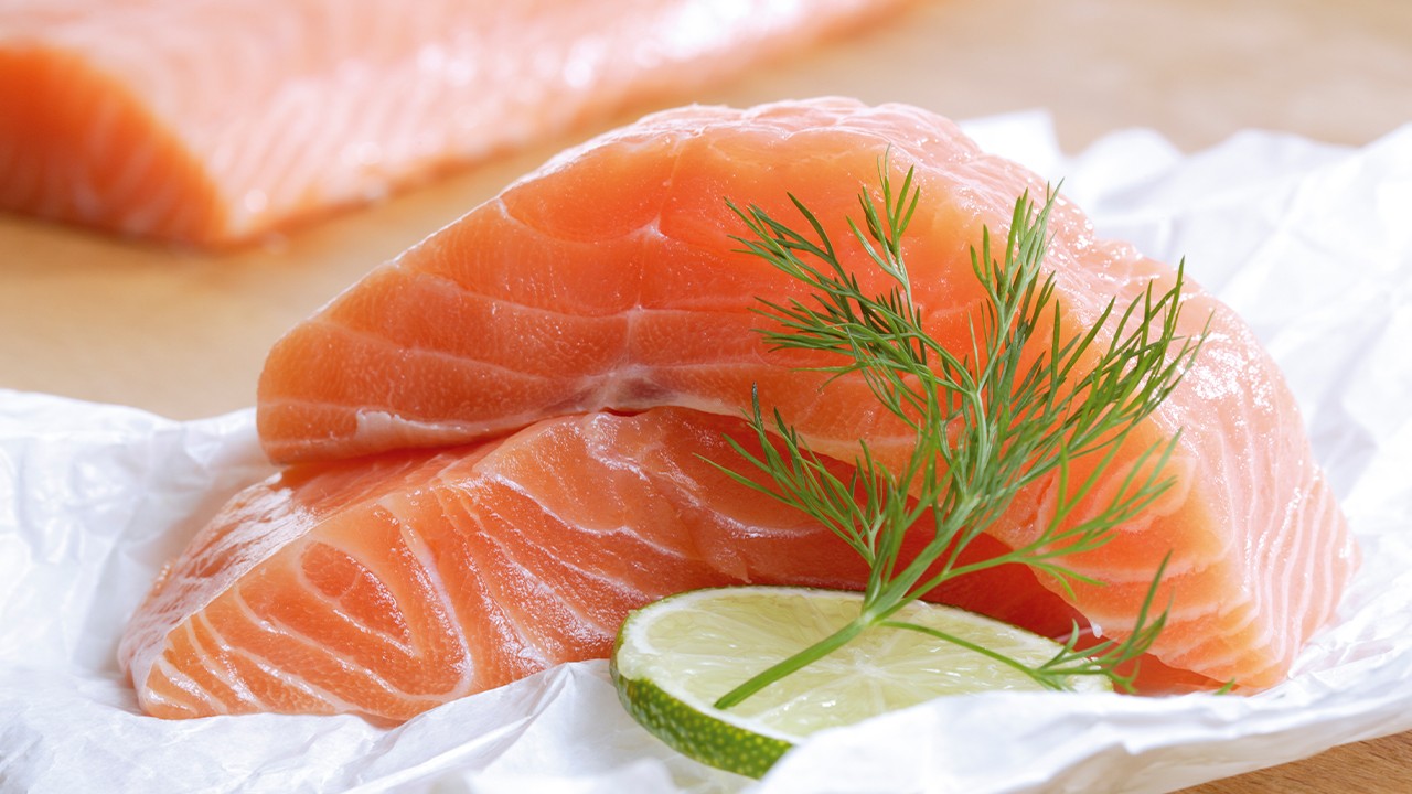 연어, 정어리 같은 지방이 풍부한 생선은 자궁 건강에 도움이 될 수 있다｜출처: 클립아트코리아