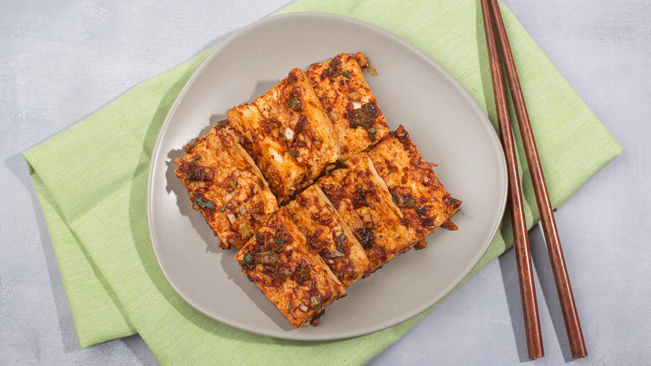 양념 두부(특히 시판 팩 두부나 양념이 가미된 가공 두부)는 나트륨, 설탕, 식품첨가물 등이 포함되어 있을 수 있다｜출처: 클립아트코리아