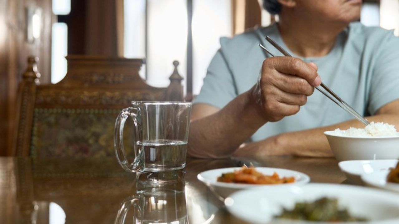 늦은 저녁 식사, 점심 거르는 습관은 노인의 노쇠 위험을 높인다|출처: 게티이미지뱅크