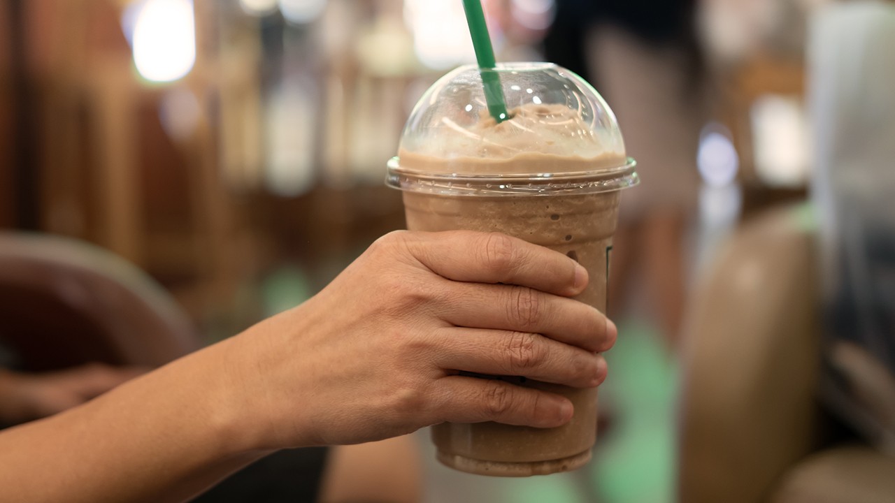 시럽이나 휘핑크림, 설탕이 포함된 냉동 커피 음료는 칼로리가 높다｜출처: 게티이미지뱅크