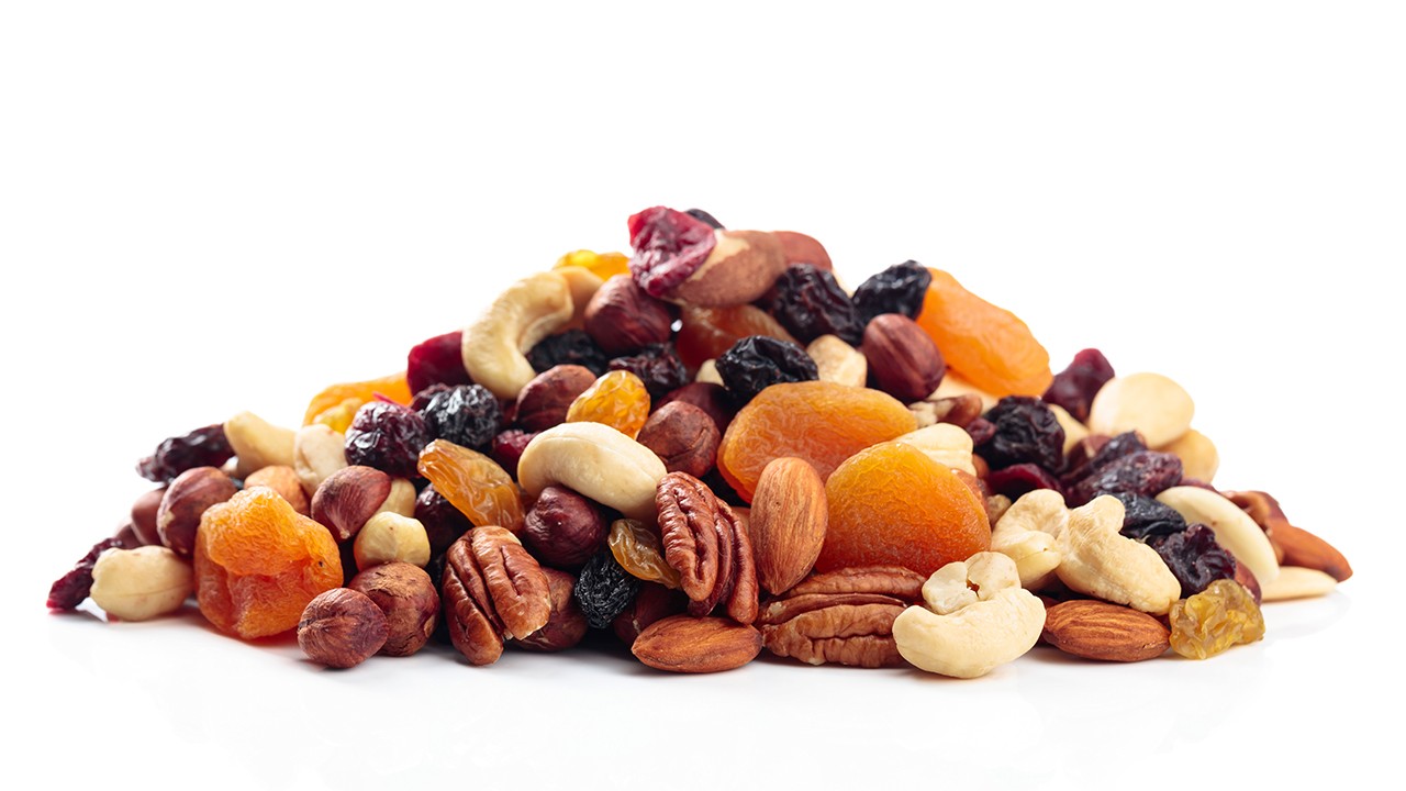 견과류와 건과일 믹스는 칼로리 밀도가 높아 섭취량에 주의해야 한다｜출처: 게티이미지뱅크