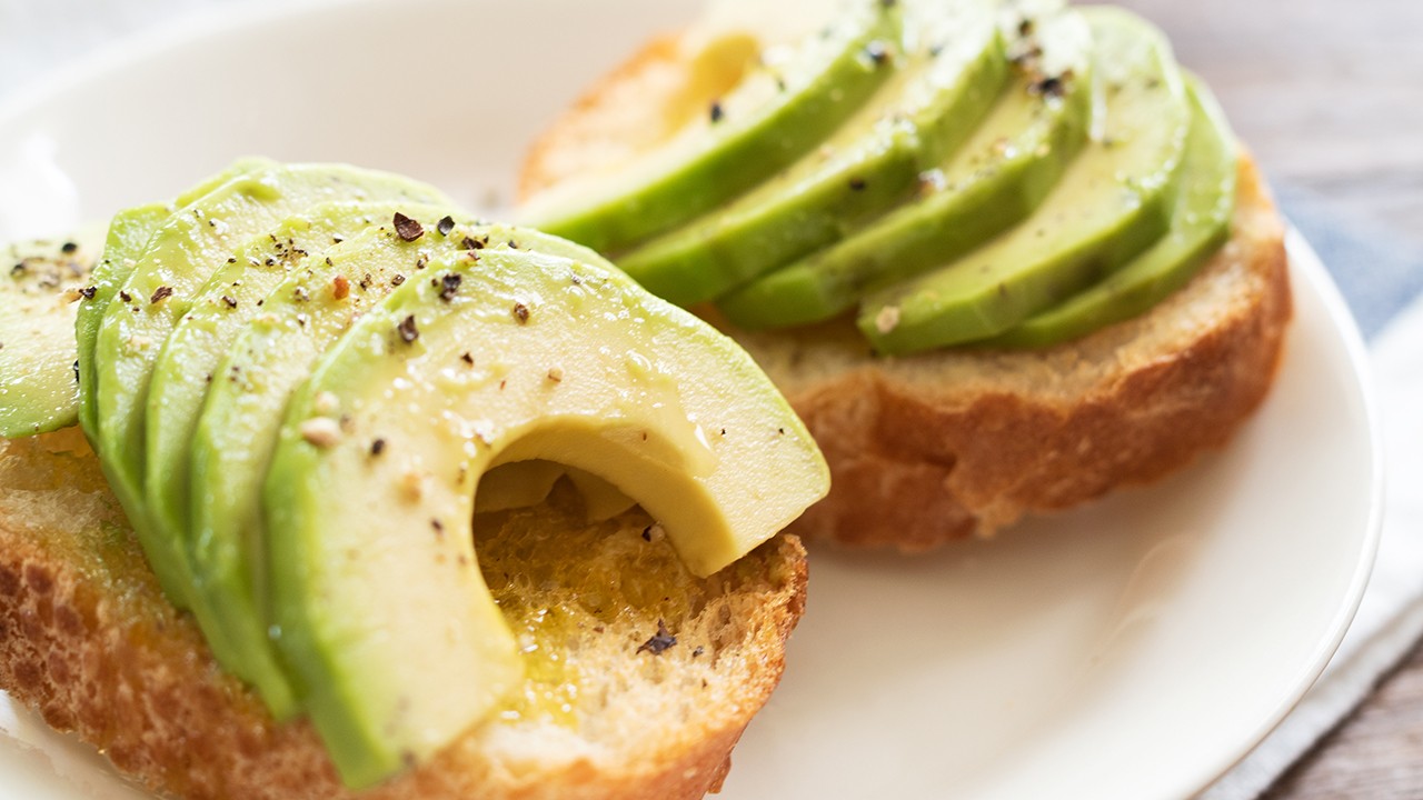 건강식품으로 꼽히는 아보카도는 고칼로리 식품으로 식단 구성 시 섭취량에 주의해야 한다 ｜출처: 게티이미지뱅크