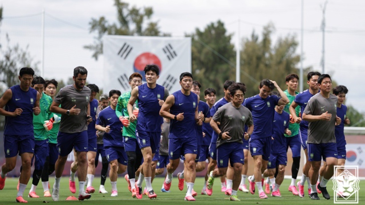한국 축구대표팀이 오늘 오전 11시 체코와의 첫 경기를 시작으로 사상 첫 원정 월드컵 8강 도전에 나선다. 사진은 베이스캠프인 멕시코 과달라하라에서 훈련에 임하고 있는 축구 국가대표팀｜출처: KFA(대한축구협회)