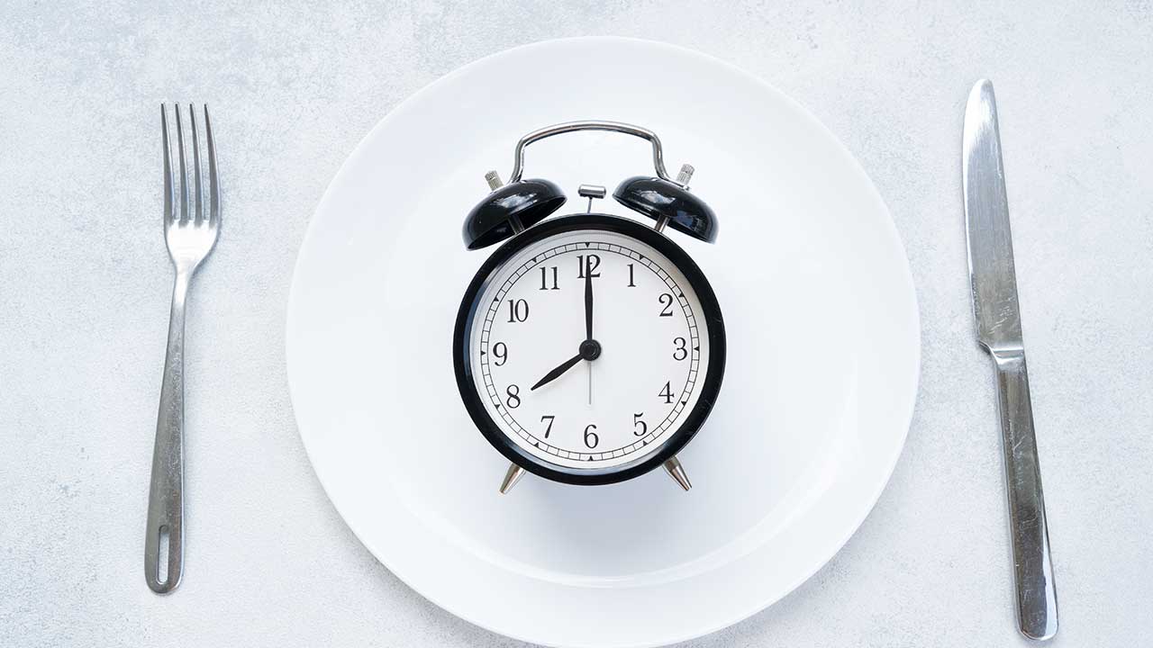 간헐적 단식이 체중 감량은 물론, 당화혈색소 수치 개선에도 효과적이라는 연구 결과가 발표되었다|출처: 클립아트코리아