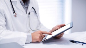 "환자 맞춤 관리 시대 열려"... '일만사x24시간 혈압측정' 시너지 낸다 [... - 뉴스 썸네일 이미지