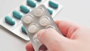 Pharmacist Kim Jeong-su warns cold and pain meds risk overdose